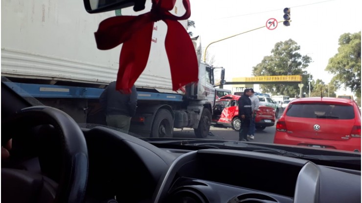 Violenta colisión entre un auto y un camión en Ruta N°36